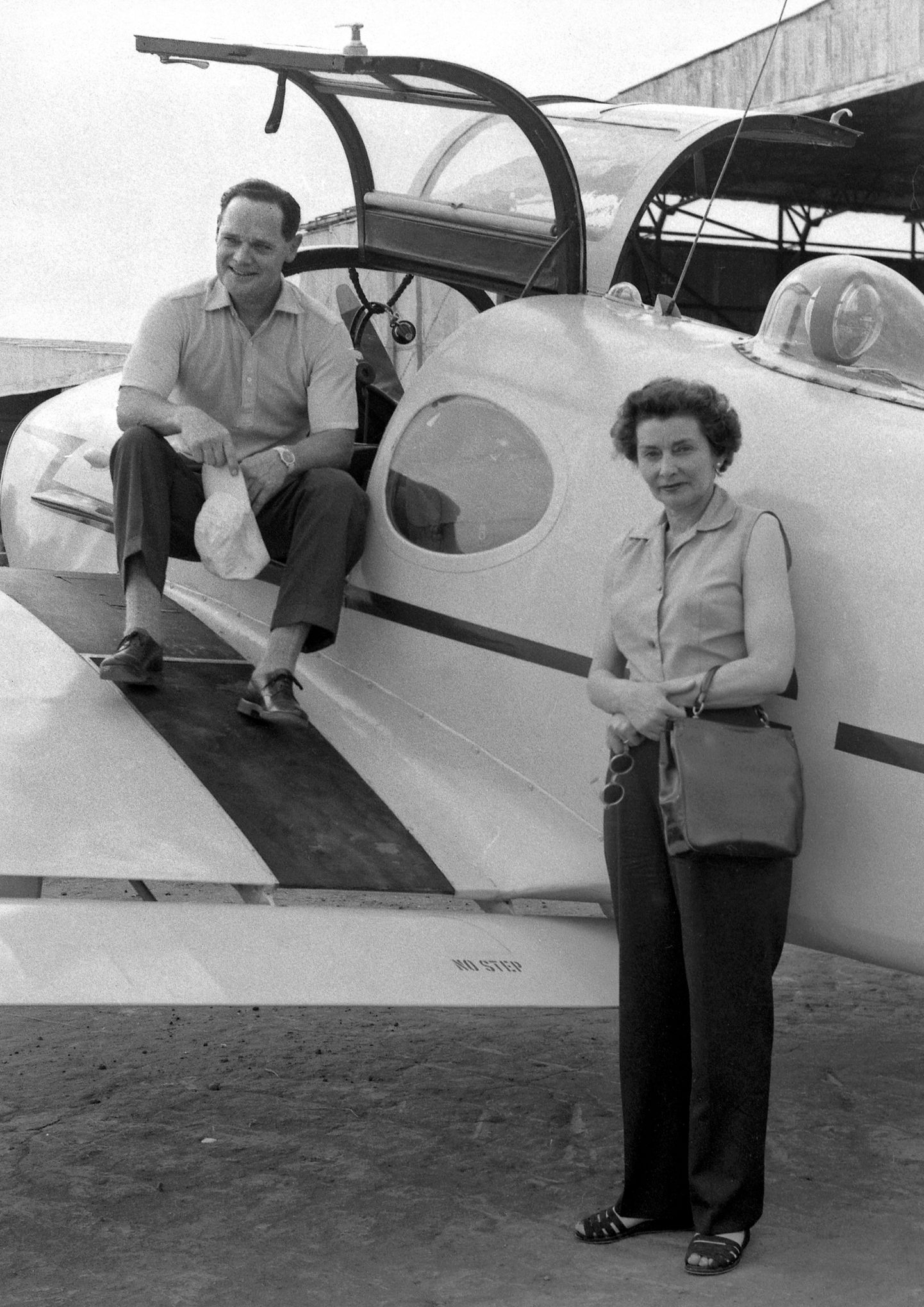 Briti lennuäss Douglas Bader (1910-1982) ja tema abikaasa Sierra Leones 1950ndate lõpus.