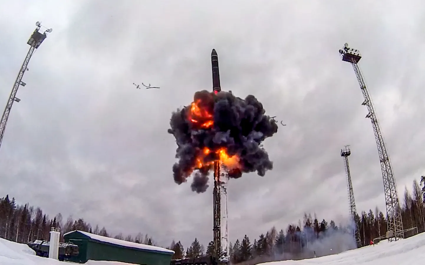 Vene kaitseministeeriumi poolt 19. veebruaril 2022 avaldatud foto tuumavõimekusega kontinentidevahelise ballistilise raketi Jars katsetusest.