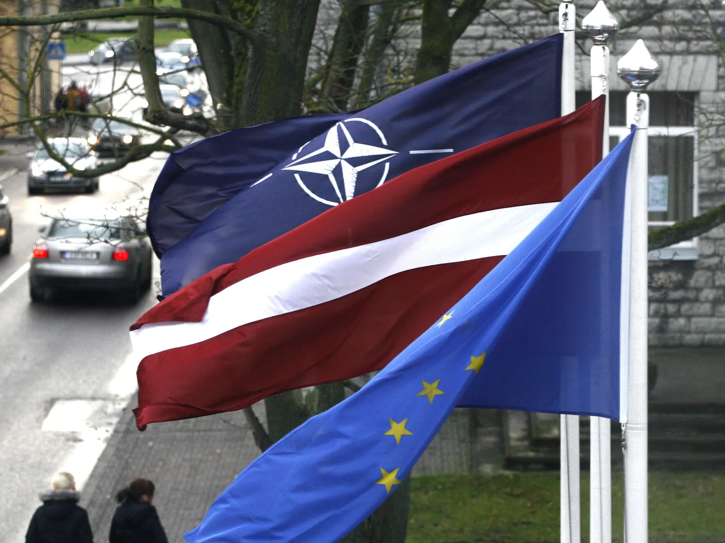Läti lipp NATO ja Euroopa Liidu lipu vahel.