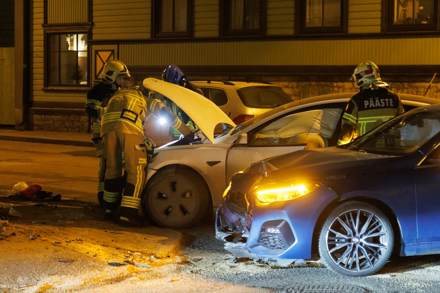 Tesla ja BMW avarii Koidu ja Väike-Ameerika tänava ristmikul.