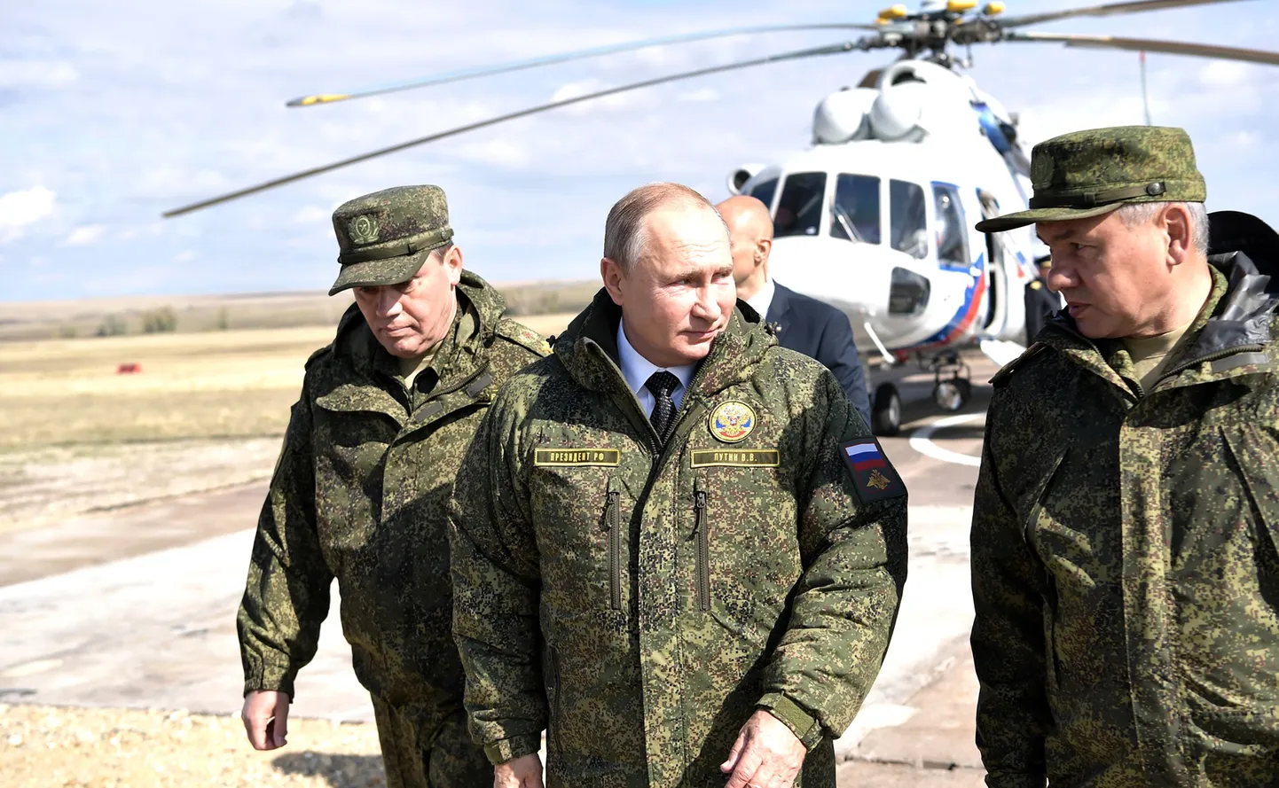 RASKE ÕPPUSTEL, KERGE LAHINGUS?  Vasakult kindral Valeri Gerassimov, riigipea Vladimir Putin ja minister Sergei Šoigu 2019. aastal strateegilistel õppustel “Tsentr-2019”.