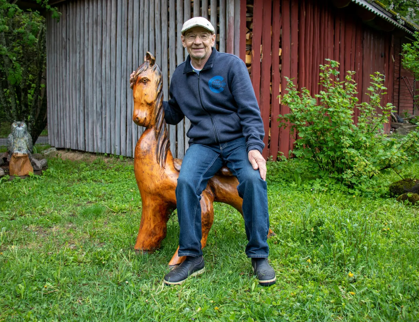 Räpina mees Elmar Erik on kõige muu hulgas puust voolinud ka sellise vahva mänguhobuse.