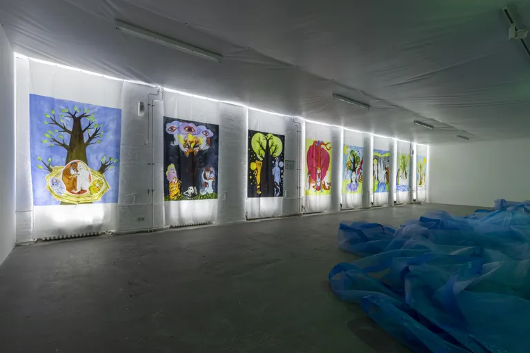 Vasakul: Kyp Malone Lemsalu, «Love Song Sing-Along» seeria 1-14 (detail 7-14), 2019-2020; paremal: Kris Lemsalu Malone, «Love Song Sing-Along» (detail), 2019-2020. KW kaasaegse kunsti instituut, Berliin.