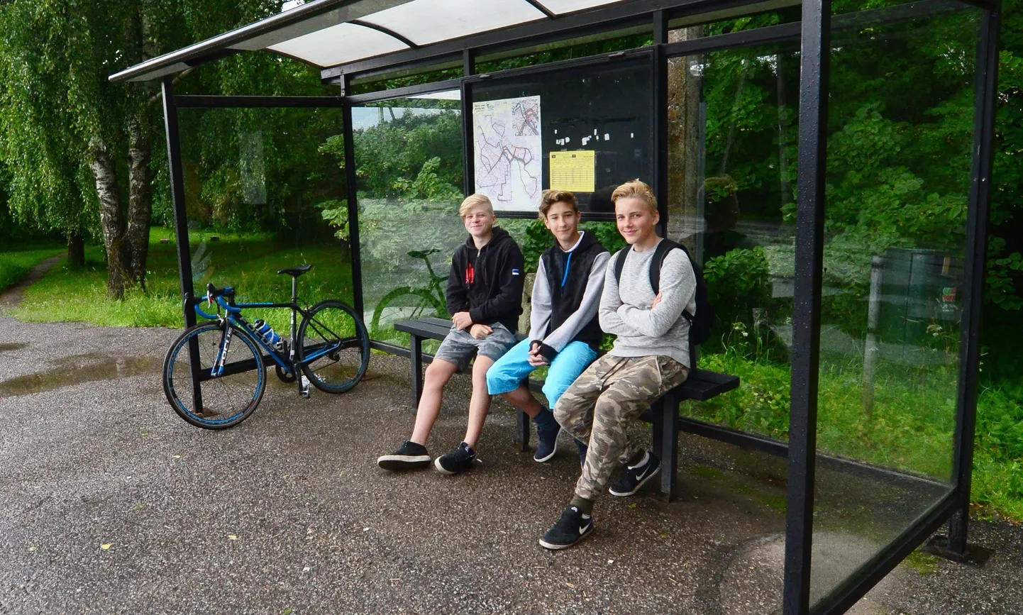 Sügisel Kivi­linna ja Hansa kooli 7. klassi minevad Sander Aavik (vasakult), Henry Magnus Roks ja Kaspar Parksepp jooksid reede pärastlõunal appi Ihastes Kasteheina bussipeatuses kokkukukkunud mehele ning andsid kiire ja oskusliku tegutsemisega talle elupäevi juurde.