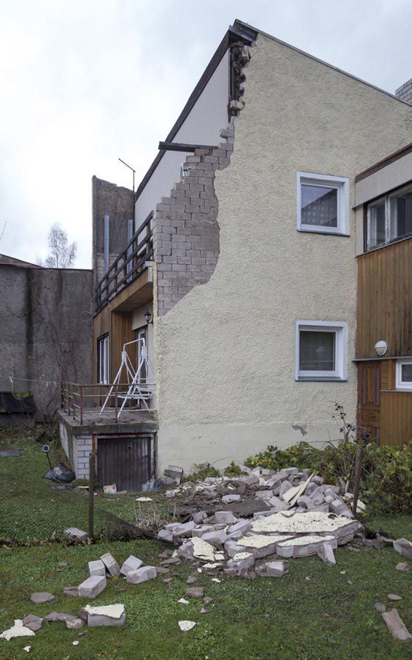 Eelmisel teisipäeval murdis torm Viljandis jupi välisseina Kase tänav 18 (pildil) ja Kase tänav 16 elumajal. Kohalik ilmajaam mõõtis sel ajal tugevaimaks tuulepuhanguks 23,7 meetrit sekundis.