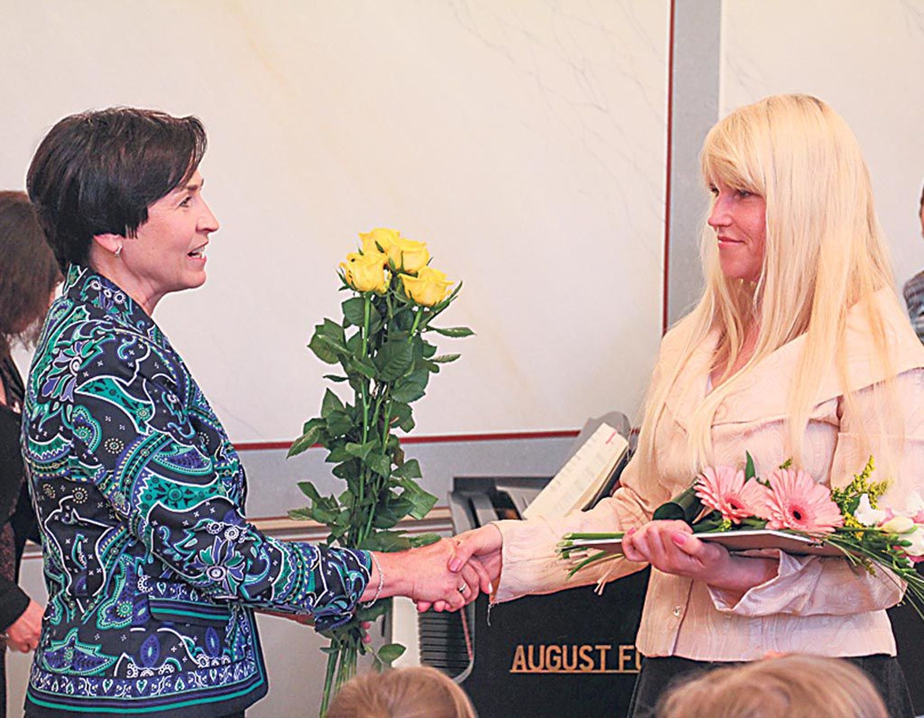 Lasteaiaõpetaja Annika Nagel võtab vastu õnnitlusi Pärnu Kesklinna lasteaia direktorilt Maire Lullalt.