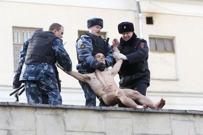 Vene siseministeeriumi väed toimetasid 2014. aasta oktoobris kunstniku Serbski-nimelise riikliku sotsiaalse ja kohtupsühhiaatria teaduskeskusee müürilt minema, kus Pavlenski oli «Segregatsiooni» käigus ära lõiganud tüki oma kõrvast. Pavlenski protestis aktsiooniga selle vastu, et kohtuekspertiisi kasutatakse ära poliitiliselt motiveeritud eesmärkidel. Kõrvanibu äralõikamise eesmärgiks oli näidata, et samamoodi, nagu kunstnik lõikas ära nibu, lõikavad võimud soovimatud isikud psühhiaatriliste ja meditsiiniliste diagnooside abil ühiskonnast ära. Foto: REUTERS/Maxim Zmeyev/Scanpix