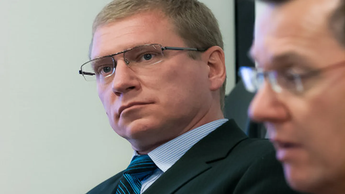 Aleksandr Jefimov ei astunud linnapea Tarmo Tammiste vastu välja, piirdus vaid Keskerakonna märkustega tolle töö kohta. Ja selle eest, et ta "ei viinud asja lõpule", jätsid erakonnakaaslased Jefimovi ilma volikogu esimehe kohast, loovutades selle hoopis Tammistele. Internetti lekkinud kirja nördinud autor palub tema selja taga aset leidnud kokkumängu kohta selgitusi.