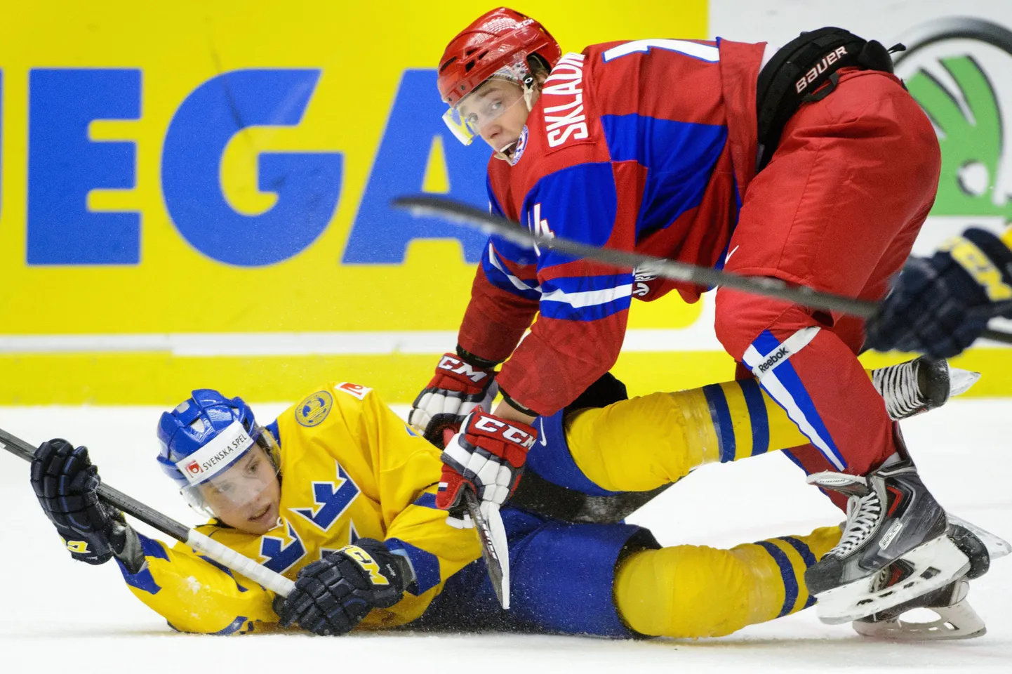 Момент хоккейного матча Россия - Швеция на МЧМ.
