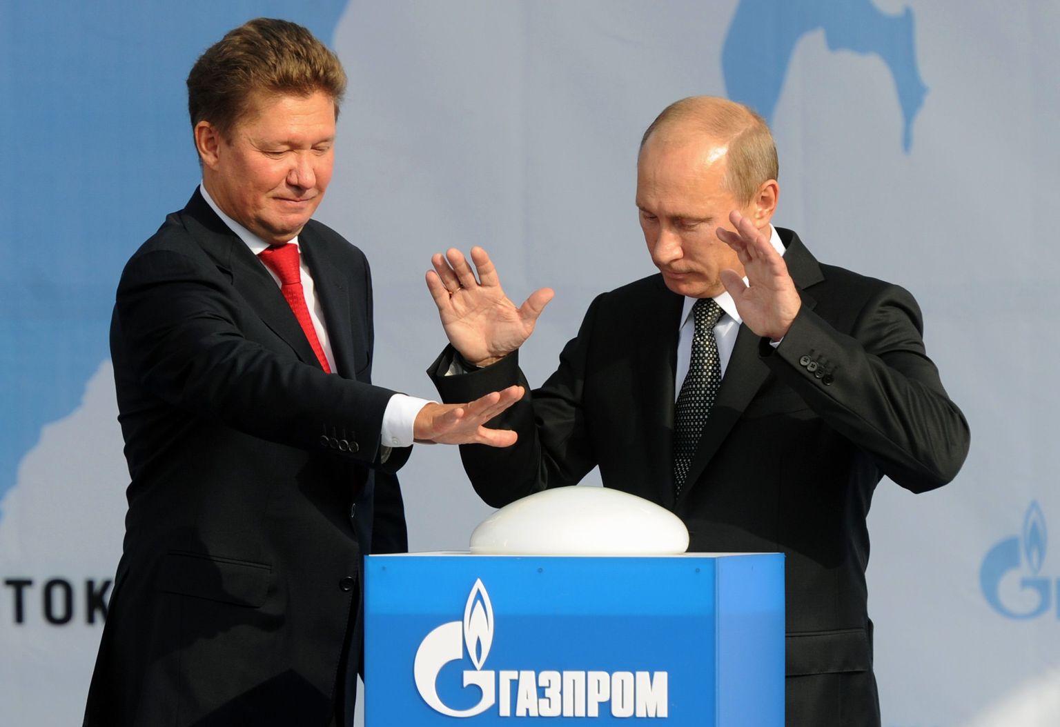 Руководитель "Газпрома" Алексей Миллер (слева) и Владимир Путин.