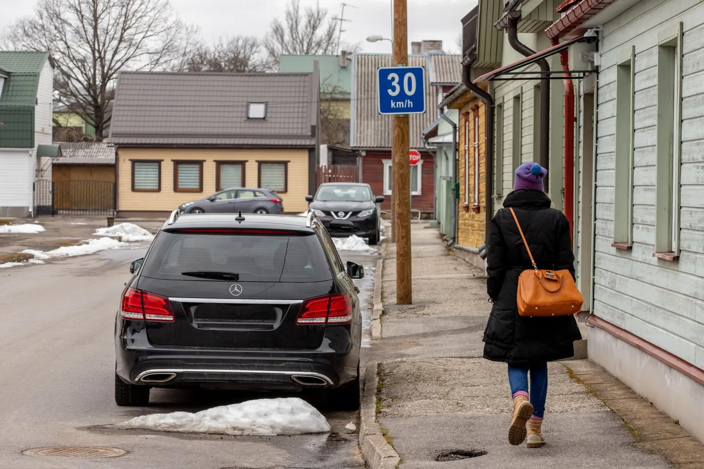 Kui omanik paigaldab valvekaamera, et hoida silm peal tänava äärde pargitud autol, jäävad videosse möödakäijadki ja paigaldatud peab olema videovalvest teavitav silt.