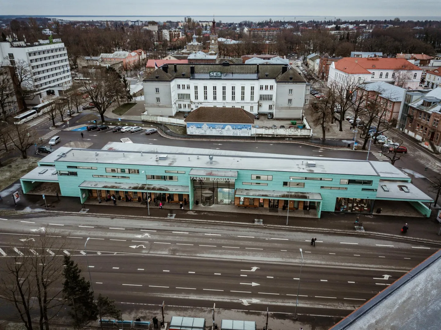 Üle enam kui poole sajandi on Pärnul funktsionaalne bussijaam, kus kõik reisijale vajalikud teenused on ühes kohas. Väärib aasta teo tiitlit ju küll.