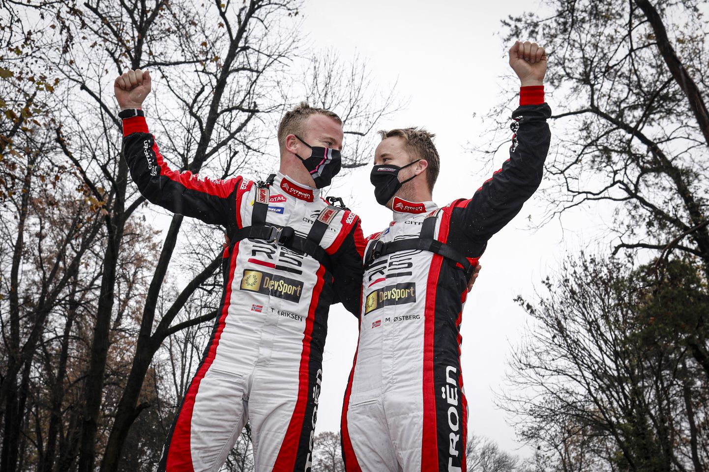 Mads Östberg (paremal) ja Torstein Eriksen rõõmustamas WRC2-klassi MM-tiitli üle.