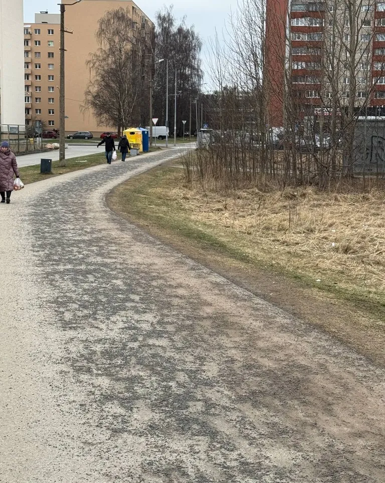 Особенно сложно передвигаться в ветреную погоду, когда частицы камней и песка летят прямо в лицо.
