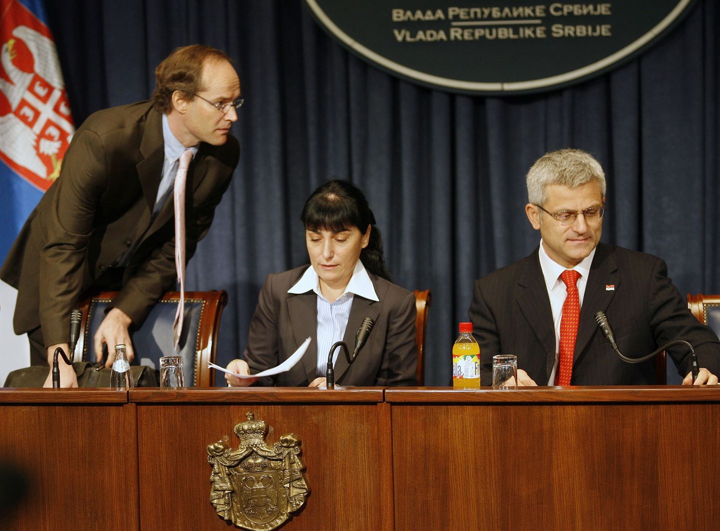 Rahvusvahelise Valuutafondi (IMF) delegatsiooni juht Albert Jaeger (vasakul), Serbia rahandusminister Diana Dragutinović (keskel) ja Serbia keskpanga esindaja Radovan Jelašić arutamas laenutingimusi.