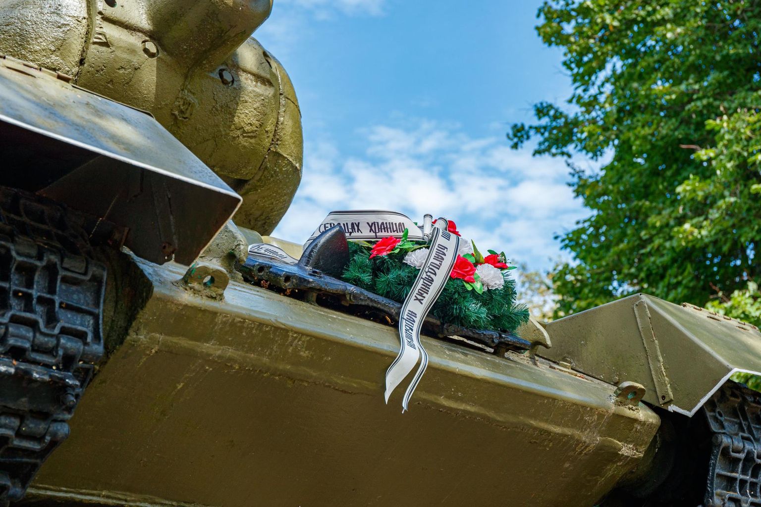 Narva tank 26. juulil 2022. Pärjal on kiri «Tänulikelt narvalastelt»