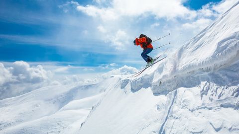 Прогнозировавший лавины синоптик катался на лыжах и погиб под снежным оползнем