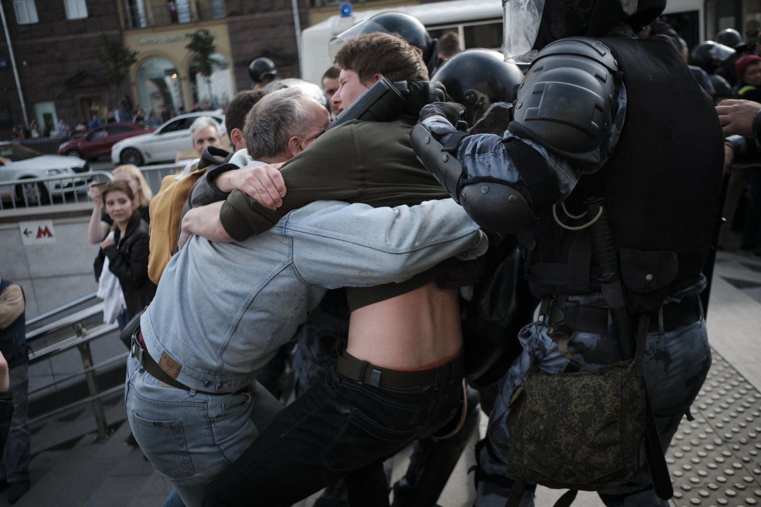 Isa püüdmas kaitsta oma poega, keda politsei veab minema nädal tagasi Moskvas toimunud meeleavaldusel. Lõpuks võeti mõlemad vahi alla koos enam kui tuhande inimesega. FOTO: Anton Karliner/Novaya Gazeta/Sipa/Scanpix