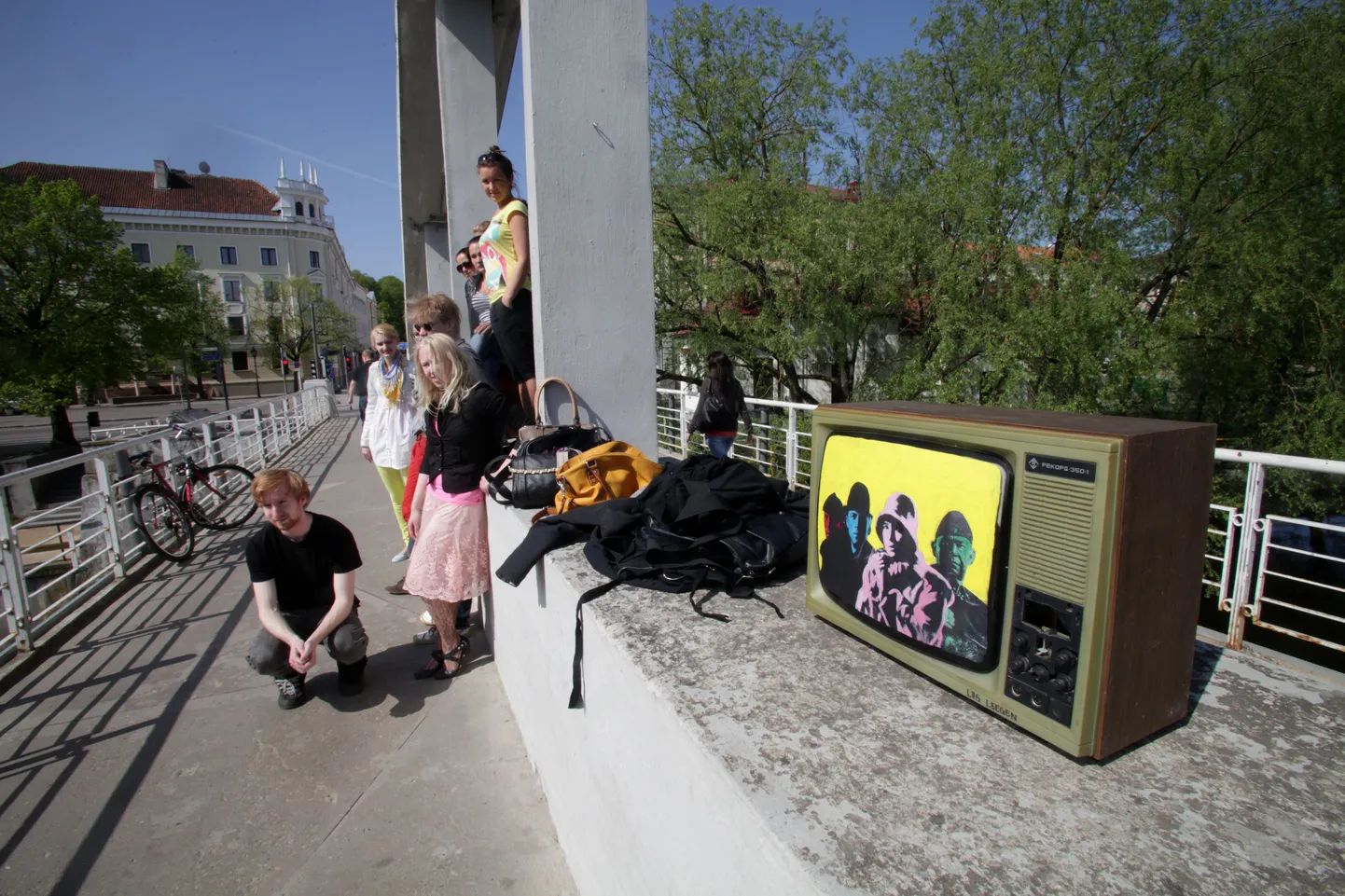 Tartu Kõrgema Kunstikooli maalingute osakonna tudengite installatsioon «Hea film on igavene» Kaarsillal.