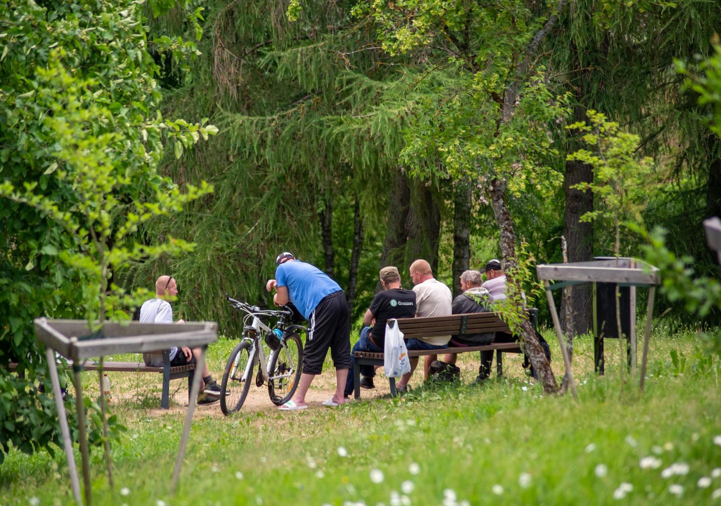 Viljandi linnavalitsus ei salga probleemi, et napsilembesed tegelased veedavad aega Valuoja pargi ääres, ja sättis neile rohelusse omaette olemise.