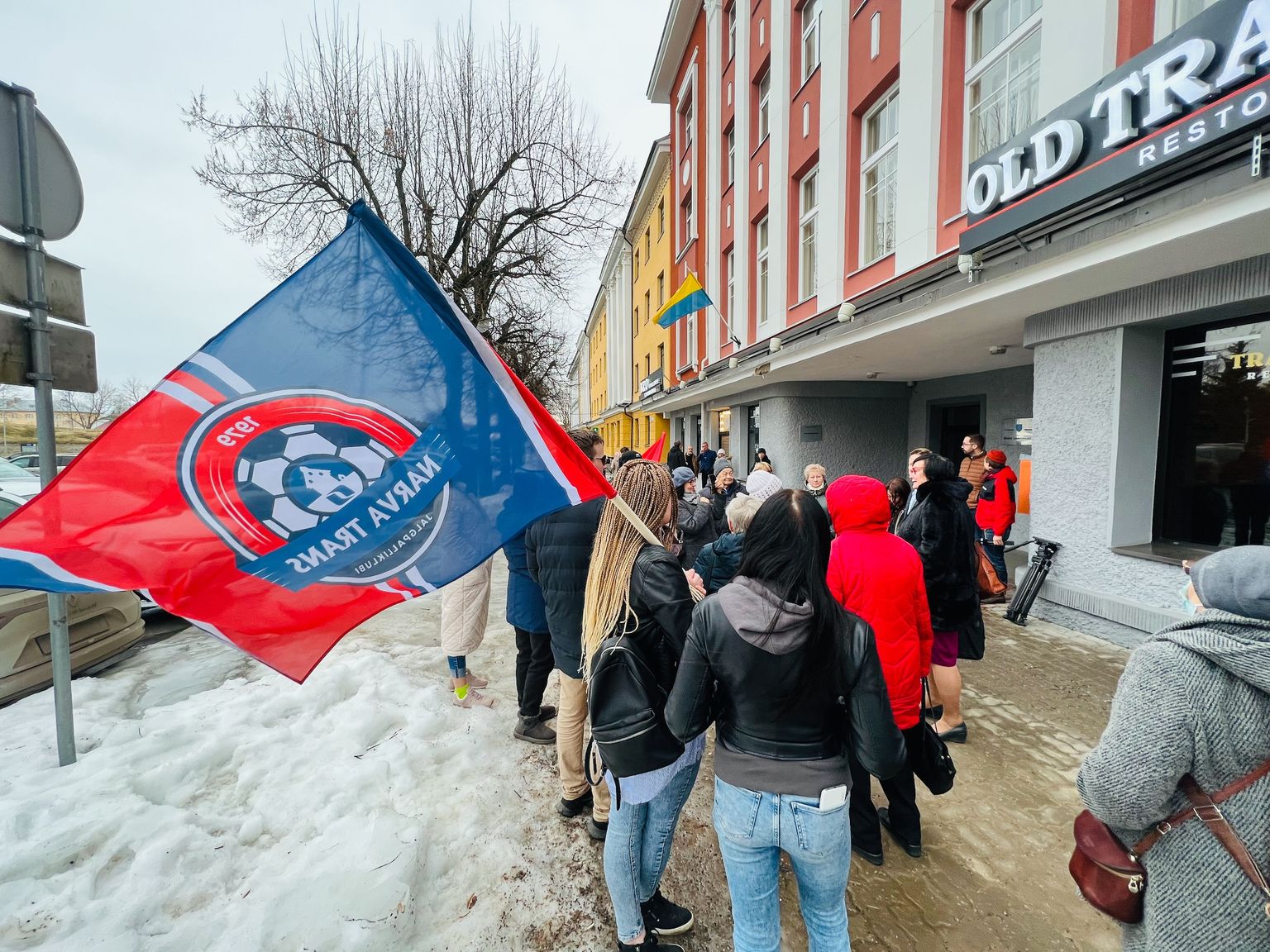 Пикет против недофинансирования "Нарва-Транса" состоялся 24 марта перед Нарвским горсобранием.
