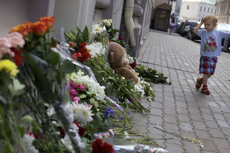 Lilled ja mänguasjad ohvrite mälestuseks Hollandi saatkonna juures Moskvas.