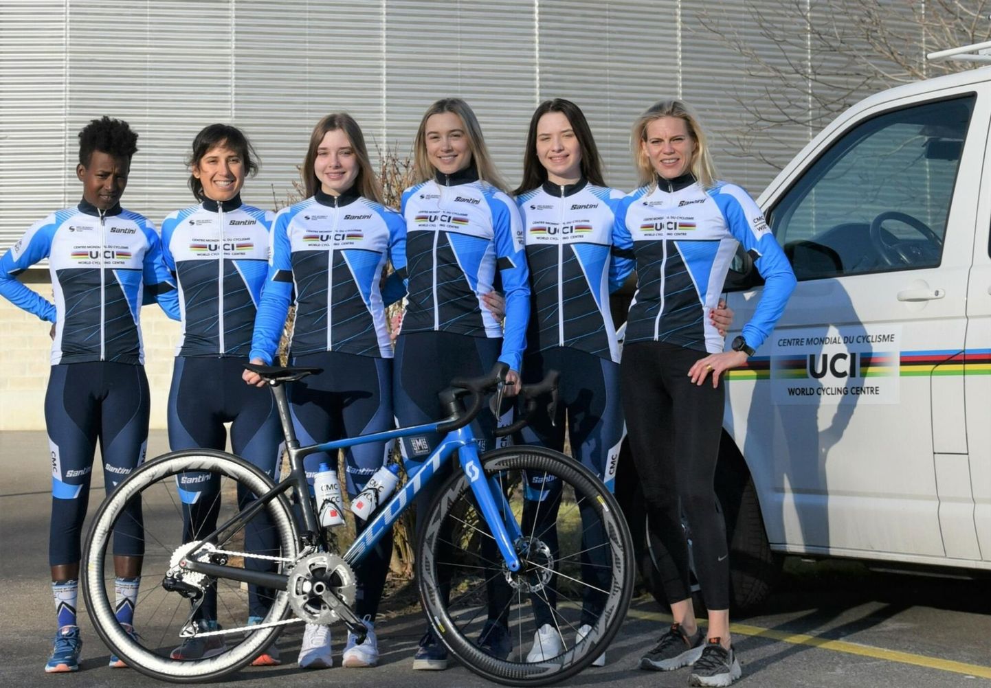 Viljandi rattaklubi kasvandik Elina Tasane (paremalt kolmas) sõidab tänavu teist hooaega Rahvusvahelise Jalgratturite Liidu loodud naiskonnas WCC Team.