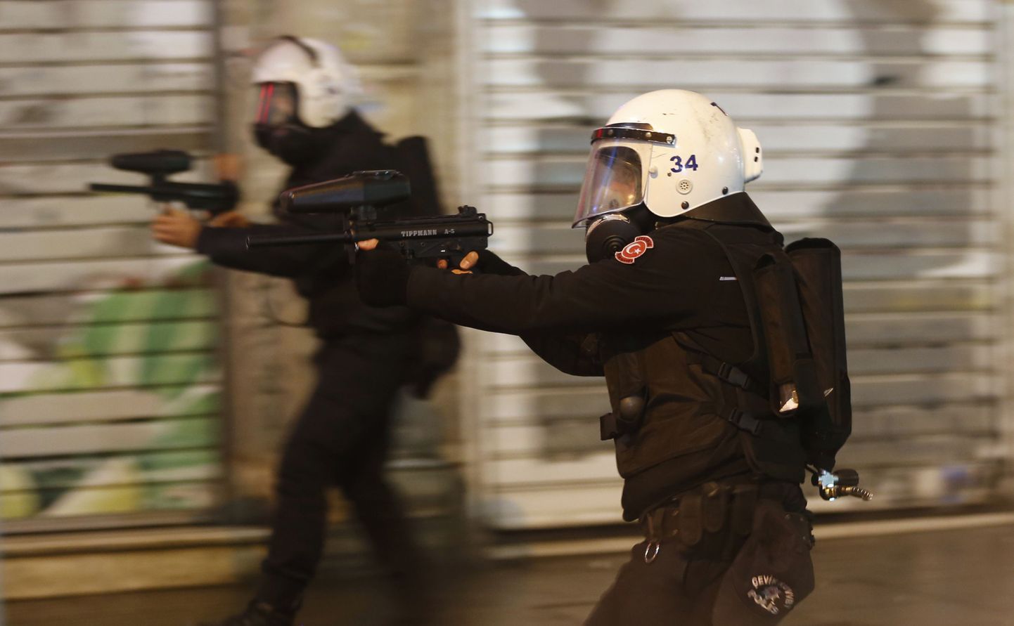 Türgi politsei õhkrelvadega mullu detsembris tänavarahutuste ajal. Pilt on illustratiivne.