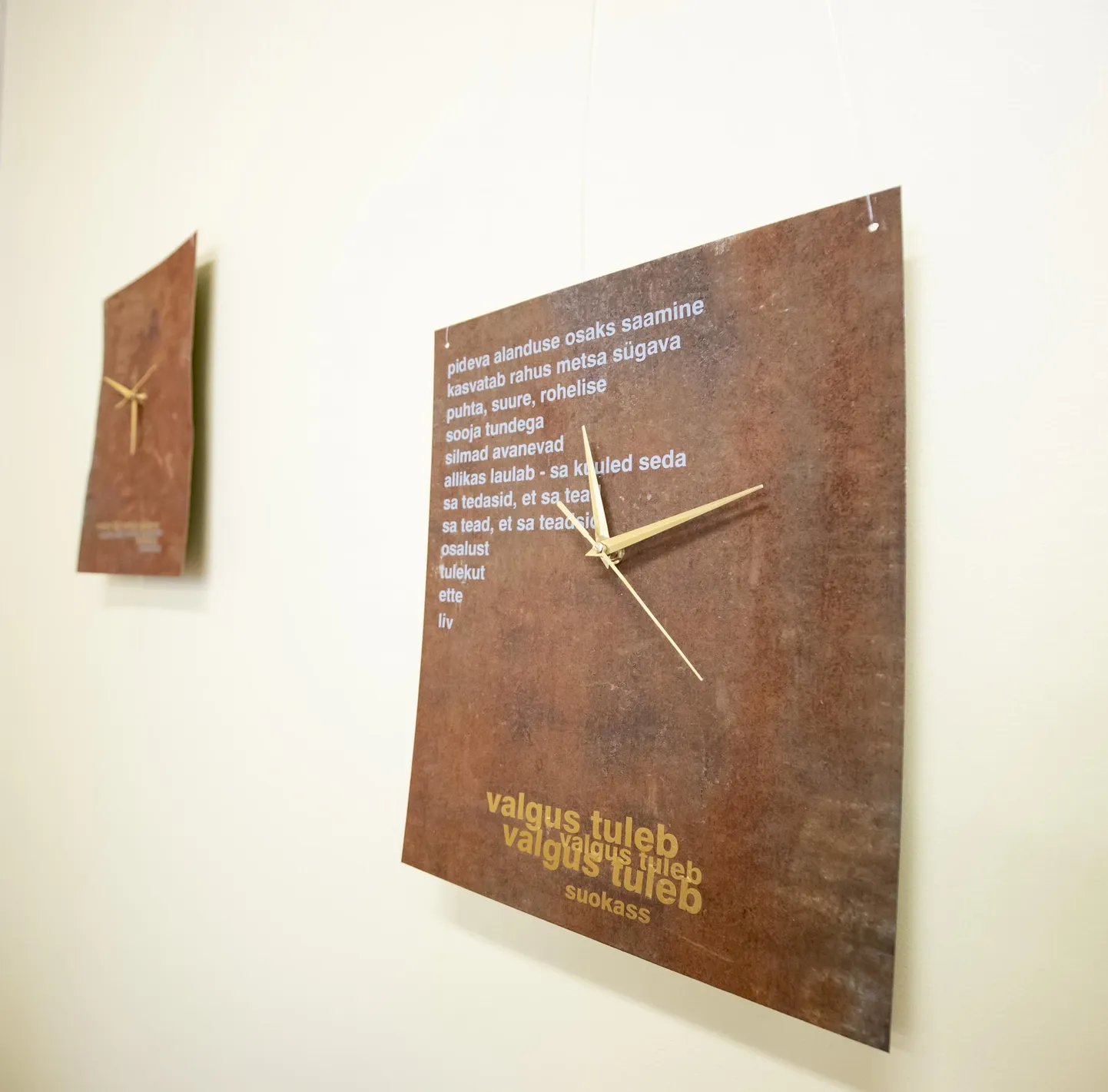 Eveli Variku kellade näitus Lääne-Virumaa keskraamatukogus.