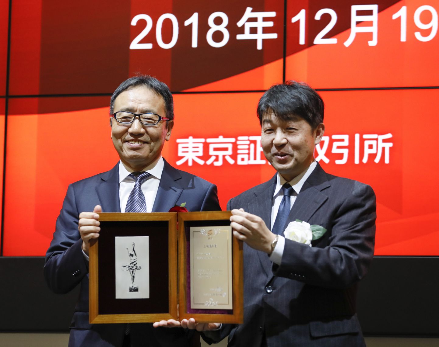 SoftBanki mobiiliharu juht Ken Miyauchi (vasakul) ja Tokyo börsi direktor Yasuyuki Konuma (paremal).