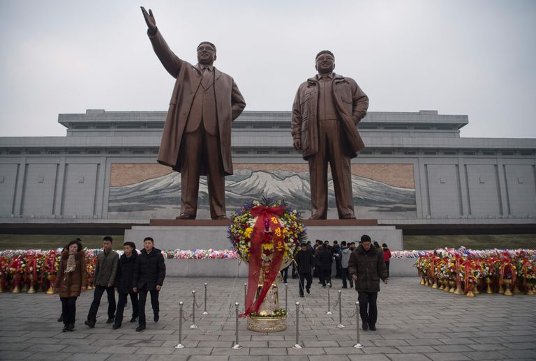 Kim Il-Sung (vasakul) ja Kim Jong-Il (paremal) kujud Pyongyangis/ AFP PHOTO / Kim Won-Jin/Scanpix