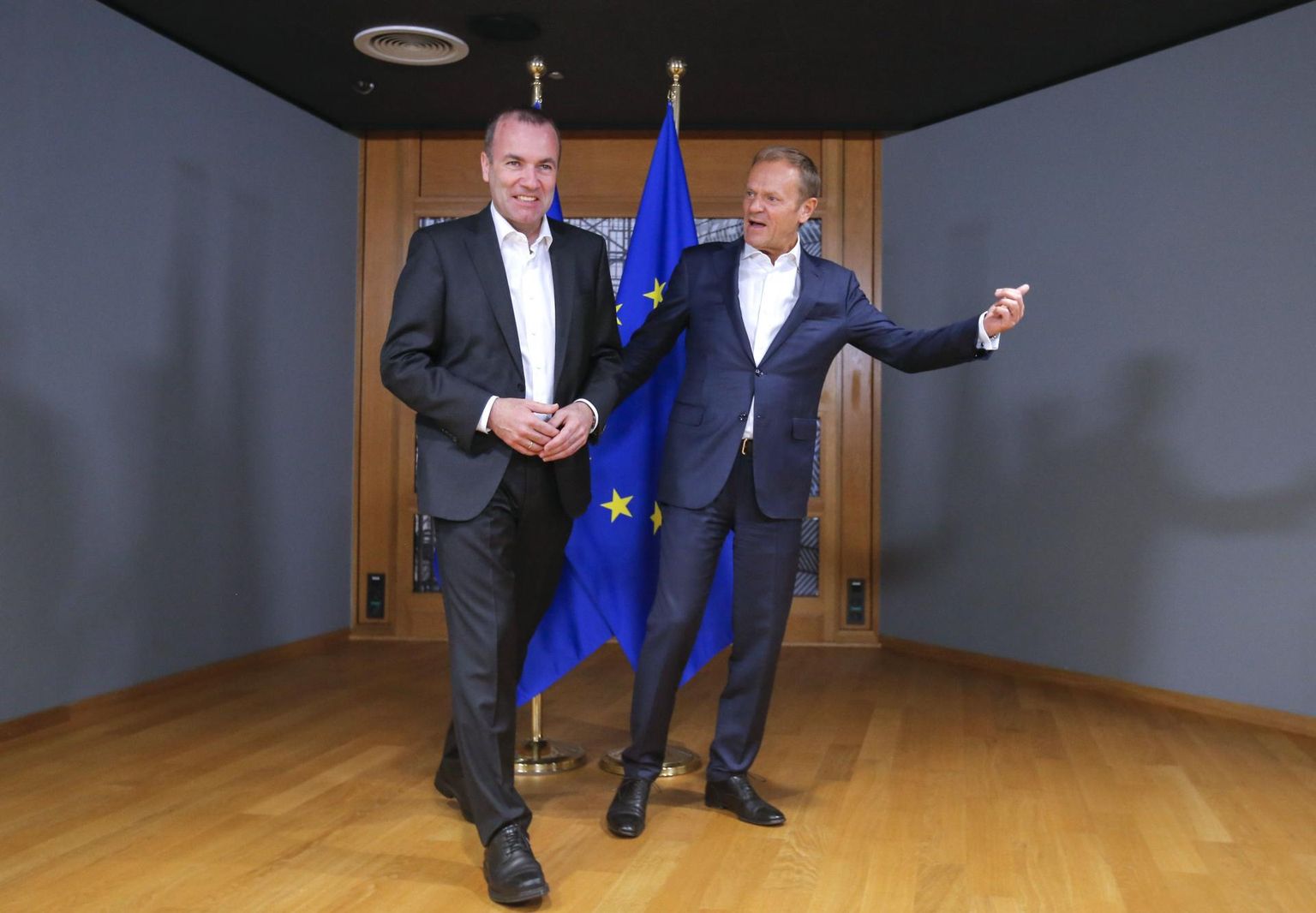 Nii Manfred Weber (vasakul) kui ka Donald Tusk esindavad paremtsentrit ühendavat Euroopa Rahvapartei erakonnaperet. Ülemkogu juhina on Tusk aga töötanud selle nimel, et Weber Euroopa Komisjoni presidendi kandidaadina pardalt tõugata. 