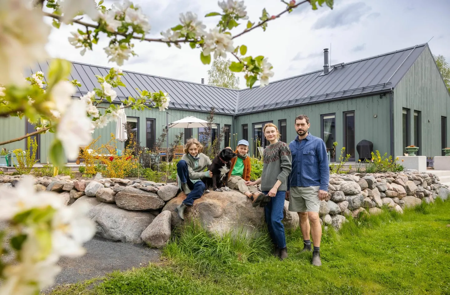 Anita Astrid, Aksel, Anni ja Marko ning nende pere lemmik, varjupaigast võetud Valentina.
