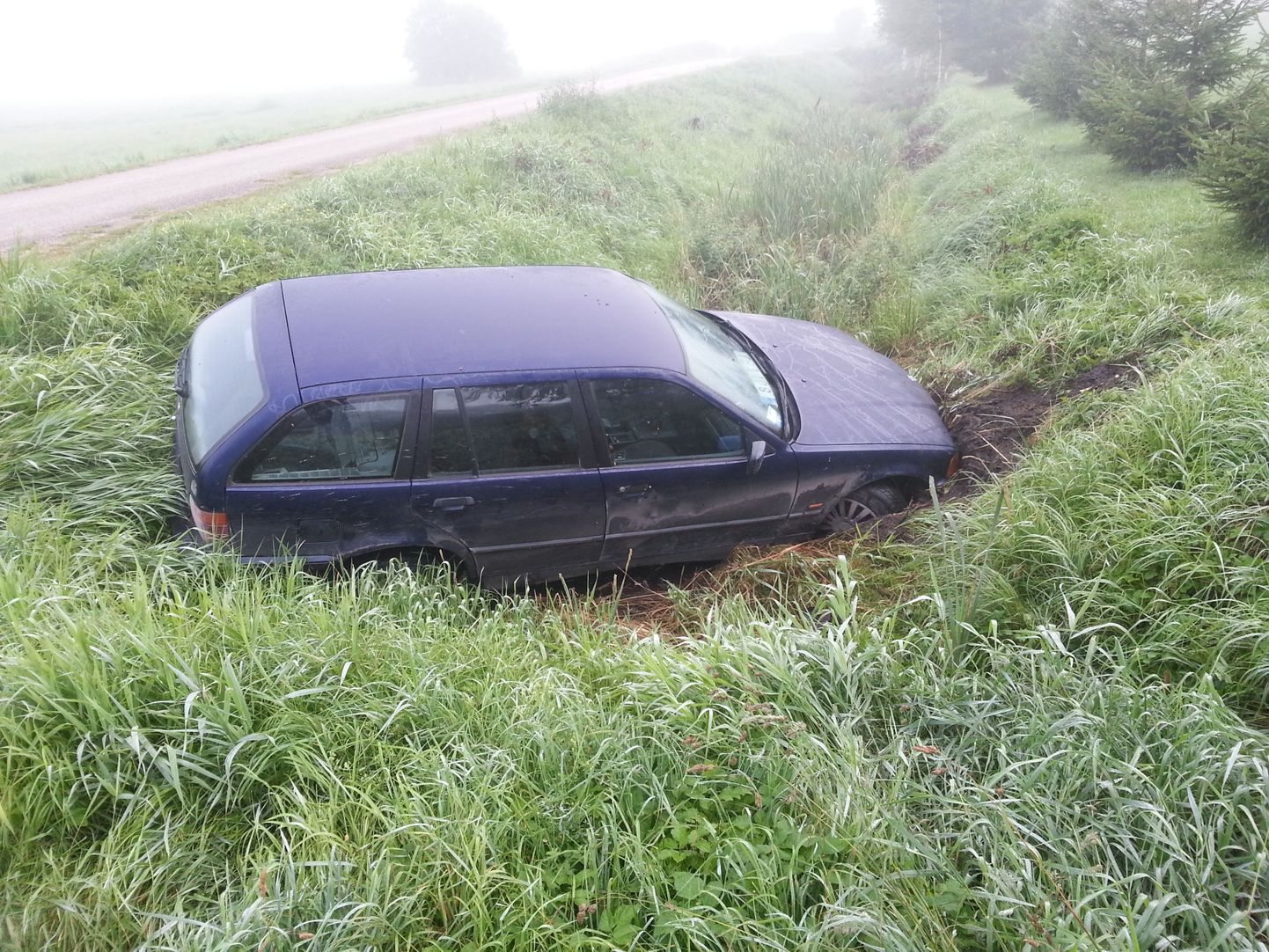 Kolmapäeval Kõo vallas kraavi sattunud BMW istus täna hommikul kinni ühes Kolga-Jaani kraavis.