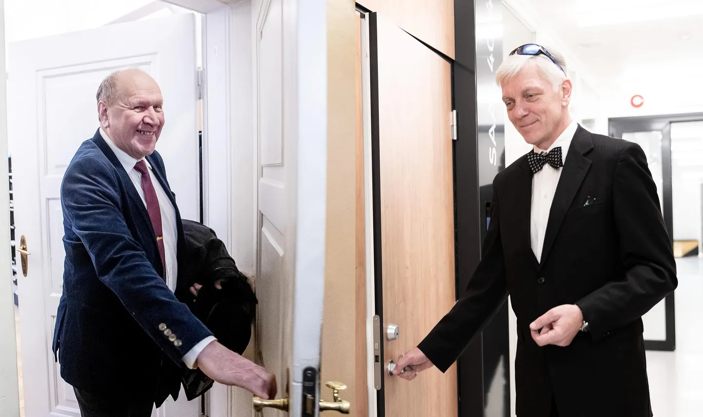 Mart Helme (vasakul) ütles, et Indrek Tarand oli piketil purjus, aga joovet ei tuvastatud.