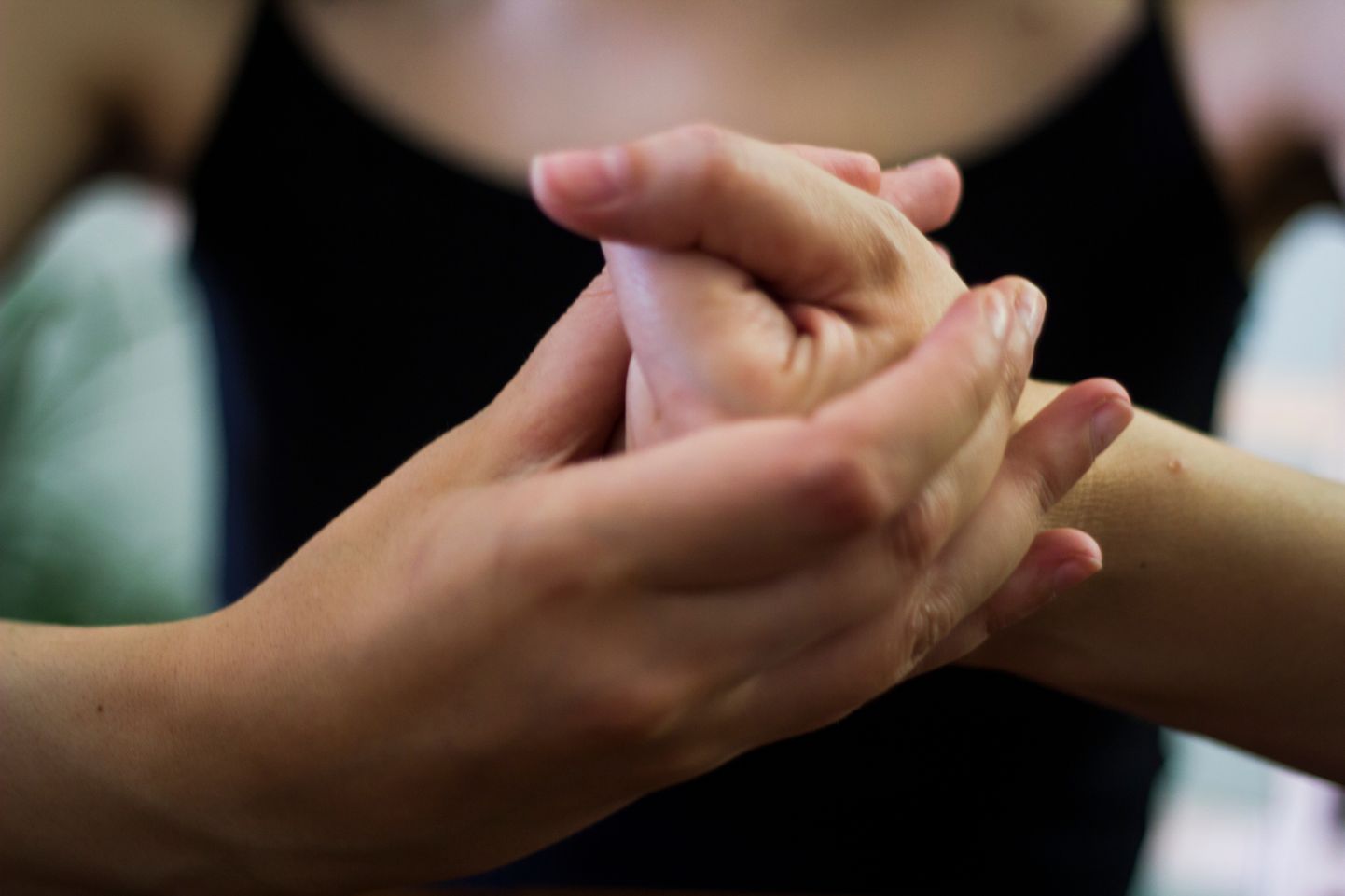 Sõrmede pidev naksutamine on tüütu teistele ning võib viia liigeste paistetuseni ja vähendada sõrmede haardetugevust.