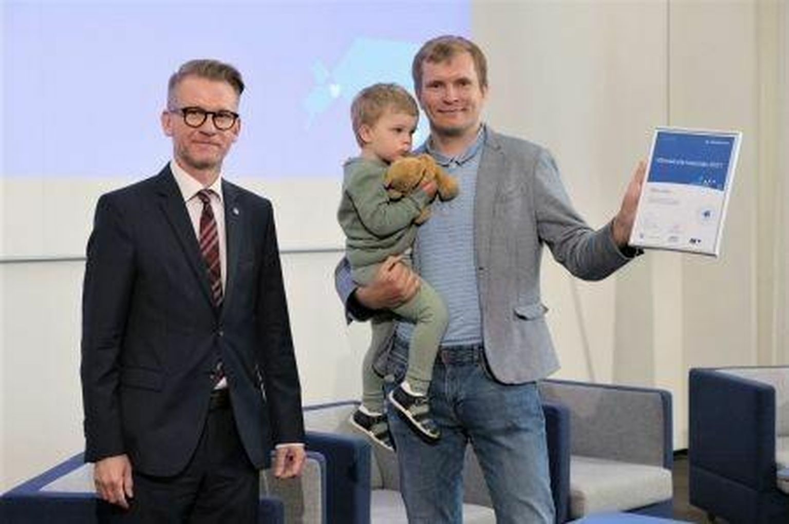 Auhinna võttis Tallinnas vastu linnavolikogu esimees Anti Haugas koos pisikese abilisega.