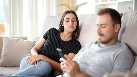 «Lugesin tema telefonist vestlusi ja jälgisin iga sammu.» Eestlased tunnistavad, kuidas nad armastuse pärast mõistuse kaotasid