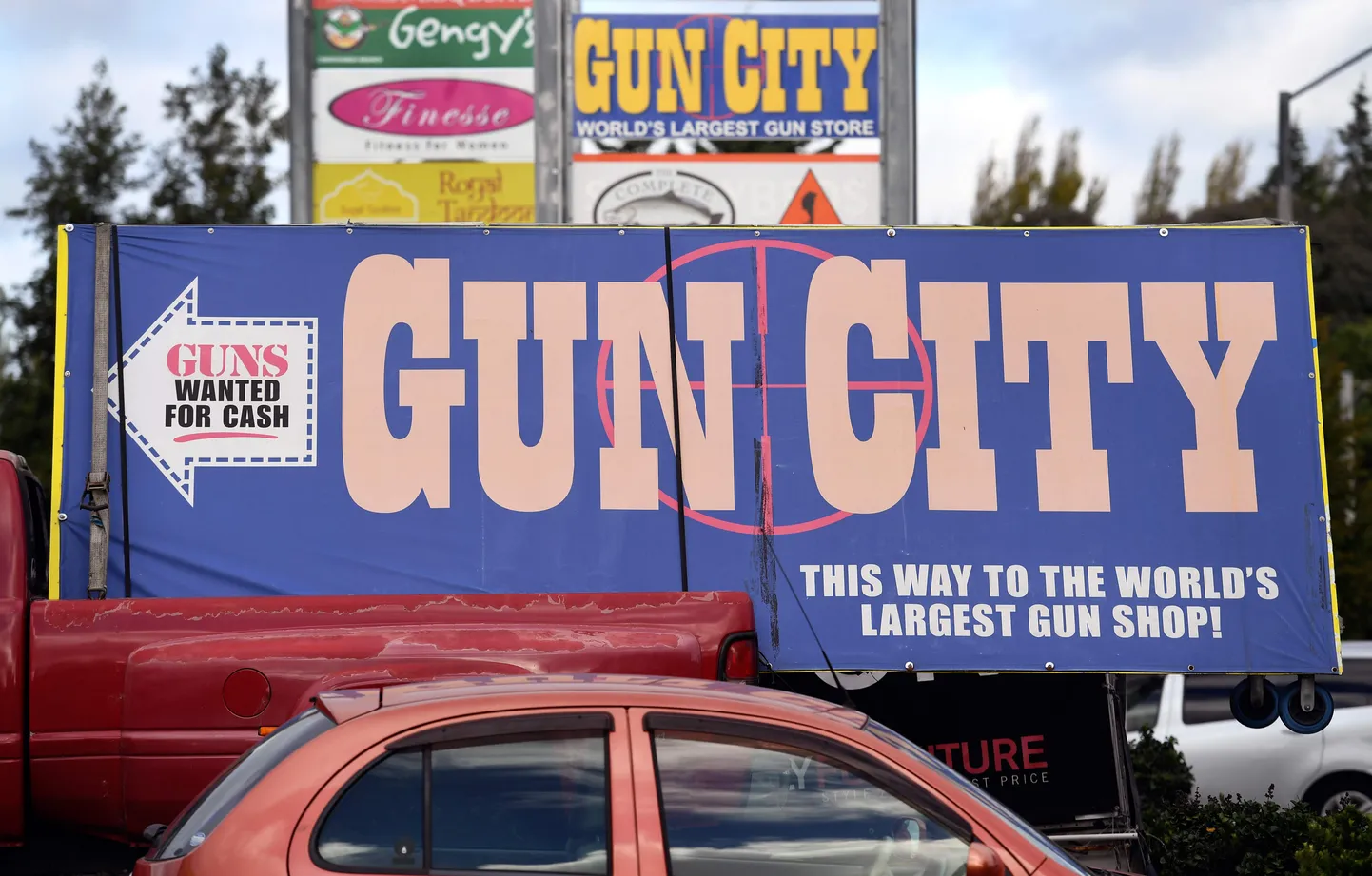 Christchurchi linna relvapood väidab reklaamsildil, et tegemist on maailma suurima omalaadse kauplusega.
