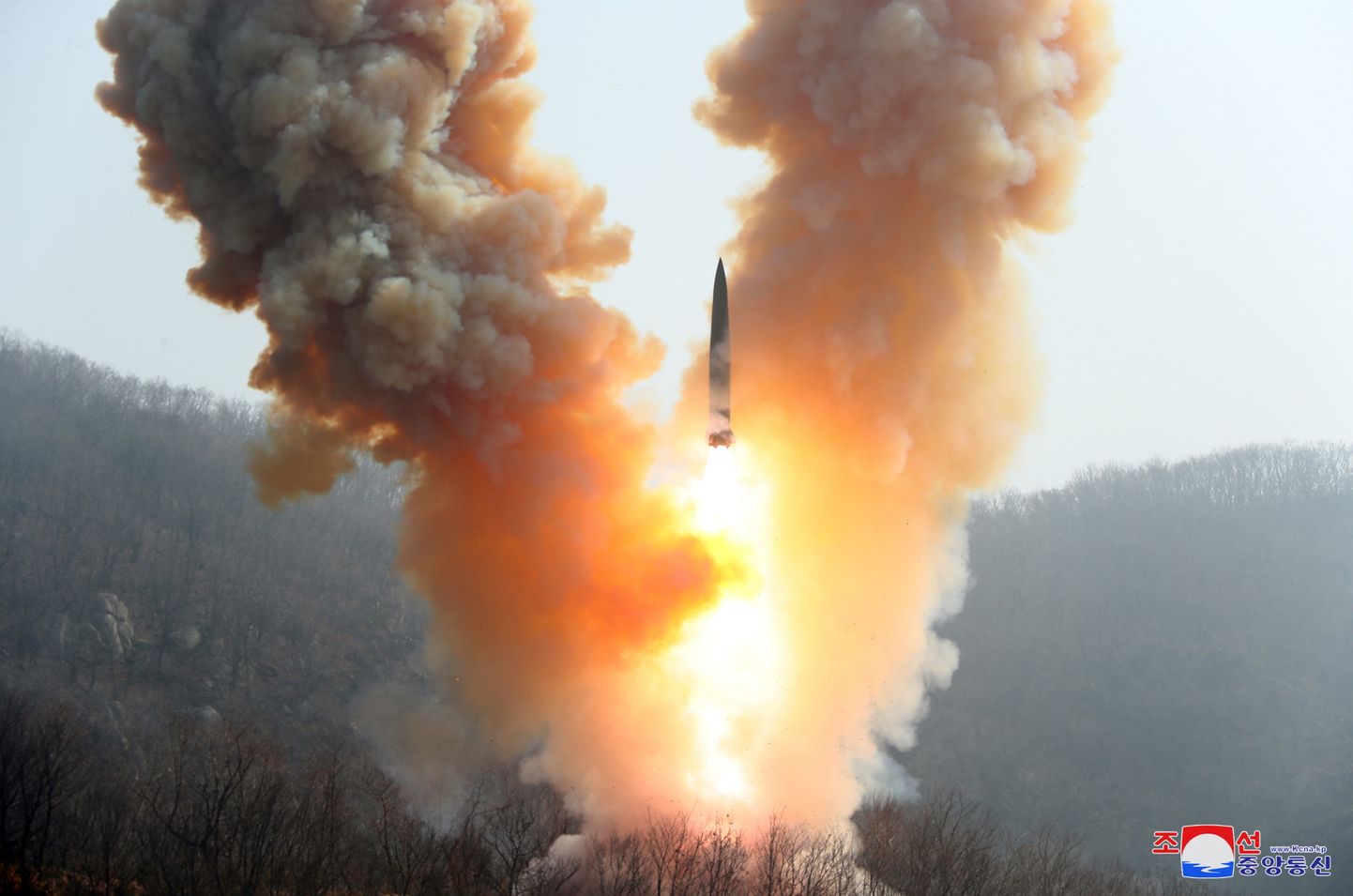 KCNA fotod ühest varasemast raketitulistamisest.