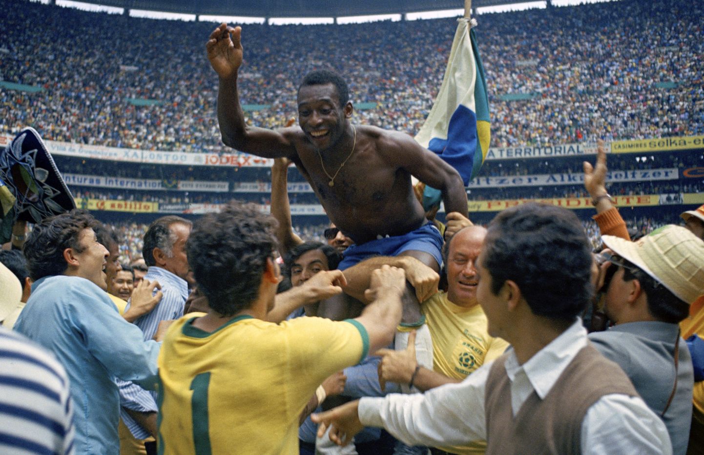 Brasiillased kannavad 1970. aasta MM-tiitli võidupidustustel Pelet õlgadel.