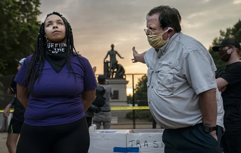 Par Gada preses foto atzītā Evelīnas Hoksteinas foto, kurā attēloti Amerikas pilsoņi, kas strīdas pie Linkolna statujas. Amerikas melnādaino kopiena uzskata, ka statuja sniedz vienpusēju atainojumu, par melnādaino emancipāciju Amerikā.