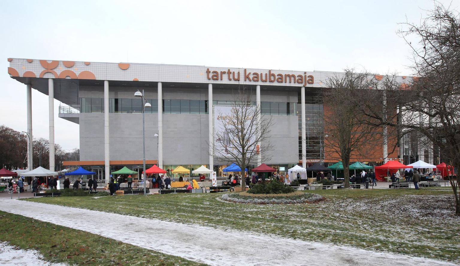 Mullu peeti Tartu südalinnas jõululaata 12. detsembril, kui talvest oli asi veel kaugel.