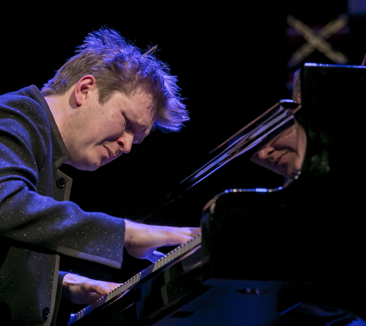 Pärnu kontserdimajas mängib klaverit Kristjan Randalu.