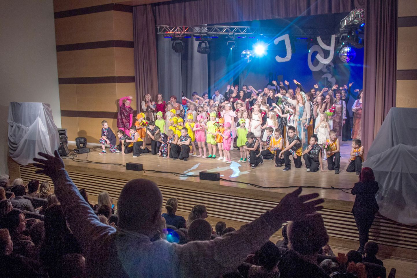 Laupäevastel kontsertidel Valga kultuurikeskuses esinenud sadakond stuudio Joy tantsijat-lauljat 
võlusid vaatajaskonda oma särtsu, 
rõõmu ja esinemislustiga.