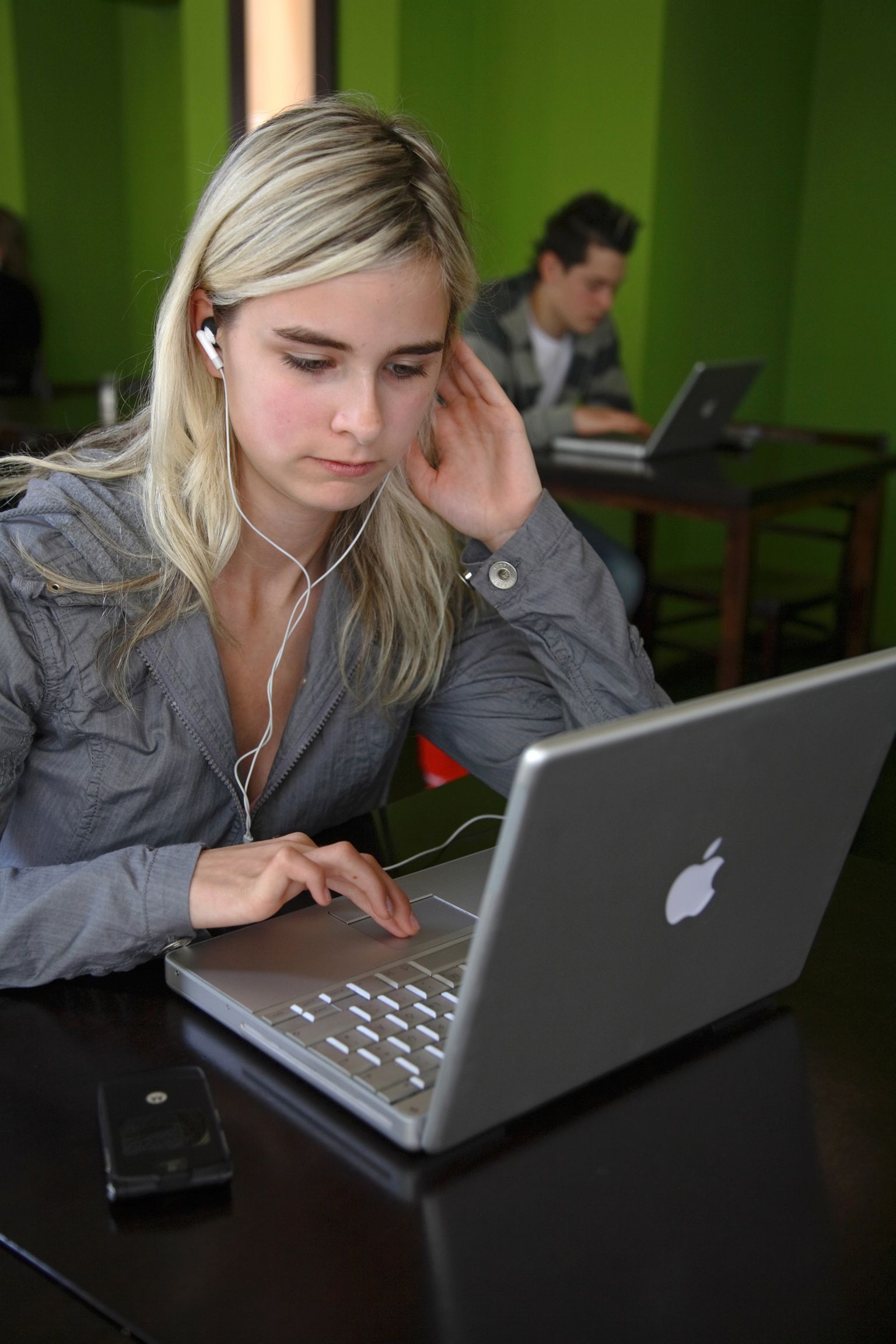 Noor naine kasutab sülearvutit. Foto on illustreeriv.