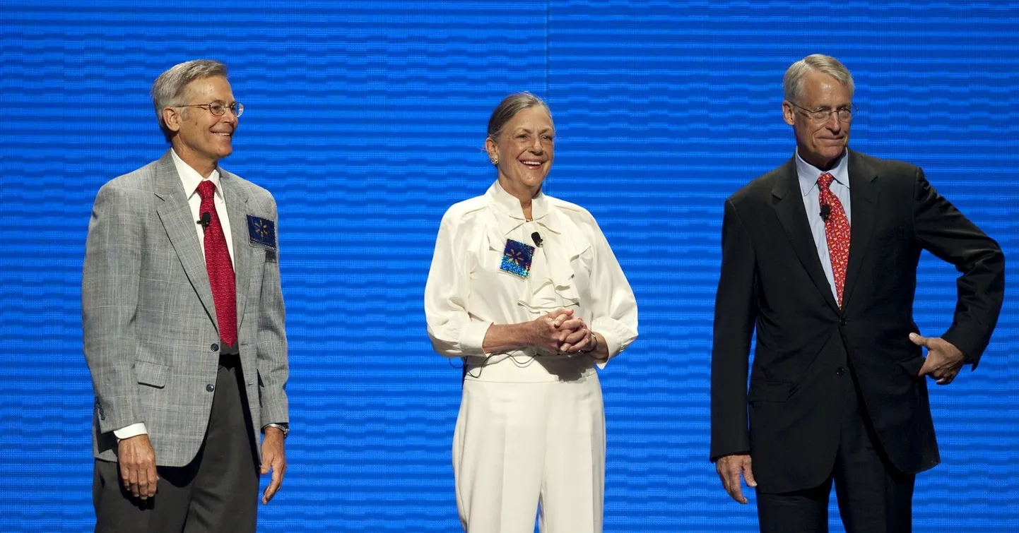 Maailma rikkaim perekond. Vasakul Rob Walton, keskel Alice Walton ja paremal Jim Walton.