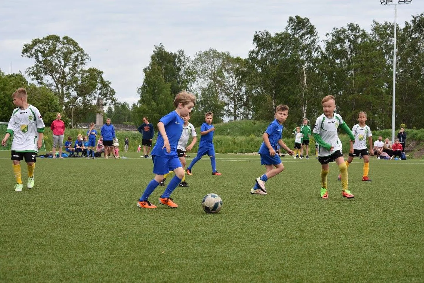 FC Ülenurme (valgetes särkides) ja JK Tammeka U10 võistkond mullu suvel Eesti meistrivõistlustel madistamas. Mine tea, vahest tõmbab ka mõni pildil olev Ülenurme poiss tulevikus selga Tammeka vormi.