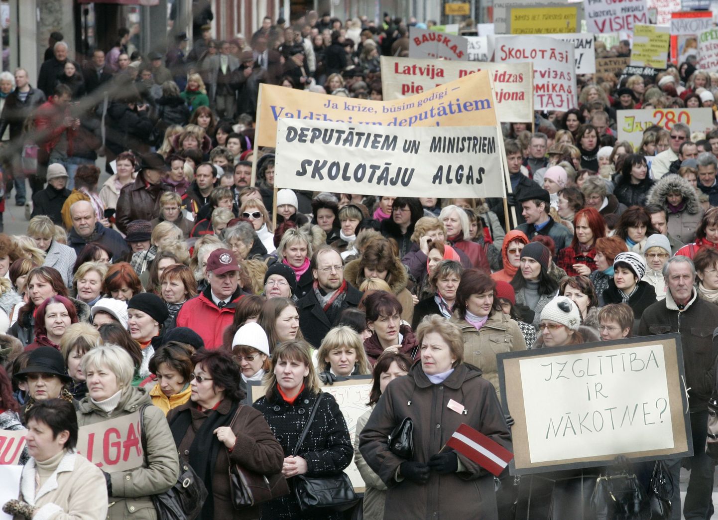 Aprilli alguses kogunesid tuhanded Läti õpetajad Riiga, et protesteerida palgakärpe vastu.