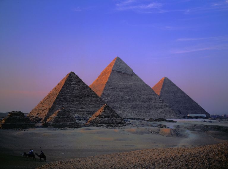 Giza kolm püramiidi vasakult: Menkaura, Cheopsi ja Chefreni. Ees on väiksemad astmikpüramiidid